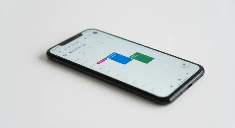 Kalendarz Google w widoku tygodnia pokazujący kolorowe wydarzenia, spotkania zespołu i zablokowany czas na pracę w chmurowym terminarzu