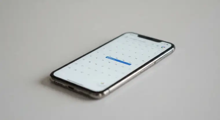 Ekran ustawień synchronizacji Kalendarza Google na telefonie z listą kont, przełącznikiem kalendarza i widżetem z nadchodzącymi wydarzeniami