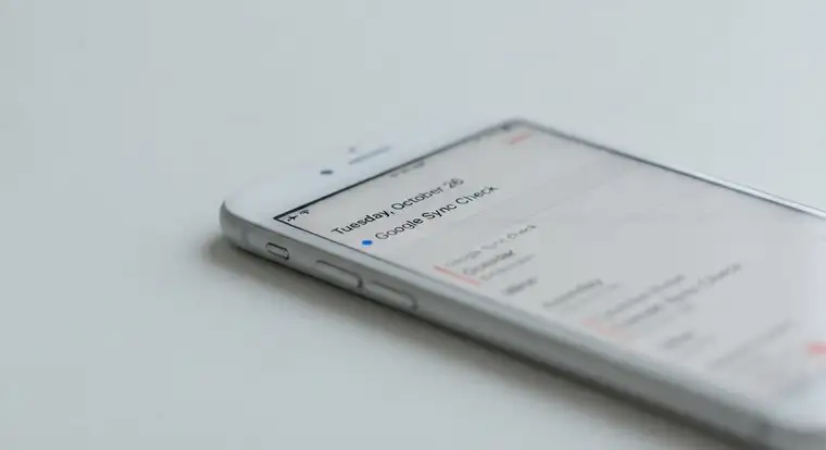 Połączenie Kalendarza Google z iPhonem - ekran ustawień konta Google i synchronizacja kalendarzy w praktyce