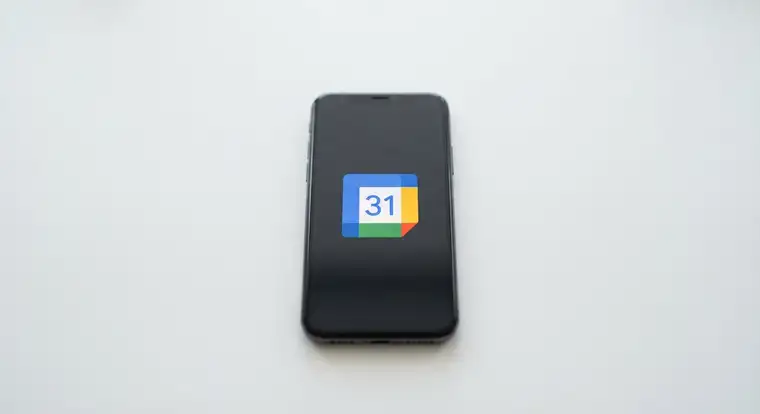 Synchronizacja Kalendarza Google na telefonie - osoba sprawdza ustawienia konta, datę i połączenie z internetem